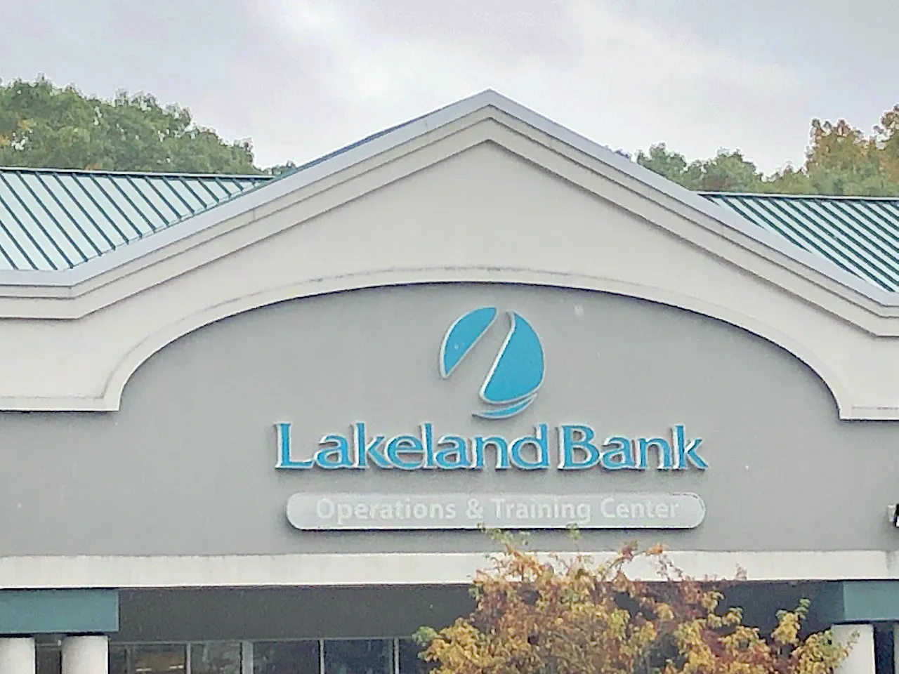 Does Lakeland Bank Provide Investment Services?