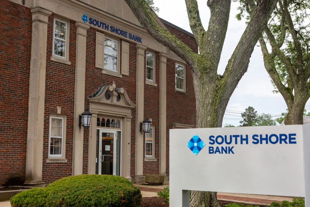 What Time Does South Shore Bank Open?